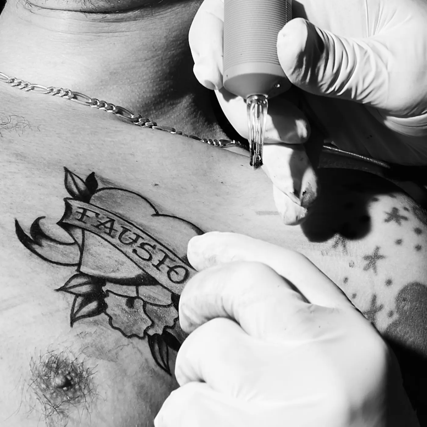 Pochette Fausto – tatouage poitrine